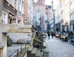 Gdańsk - ulica Mariacka (rzygacz na pierwszym planie)