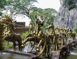 Batu Caves - muzeum mitologii hinduskiej w jaskini Ramajana
