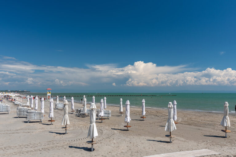 Zobacz pustą plażę Spiaggia Settimo Cielo w Grado