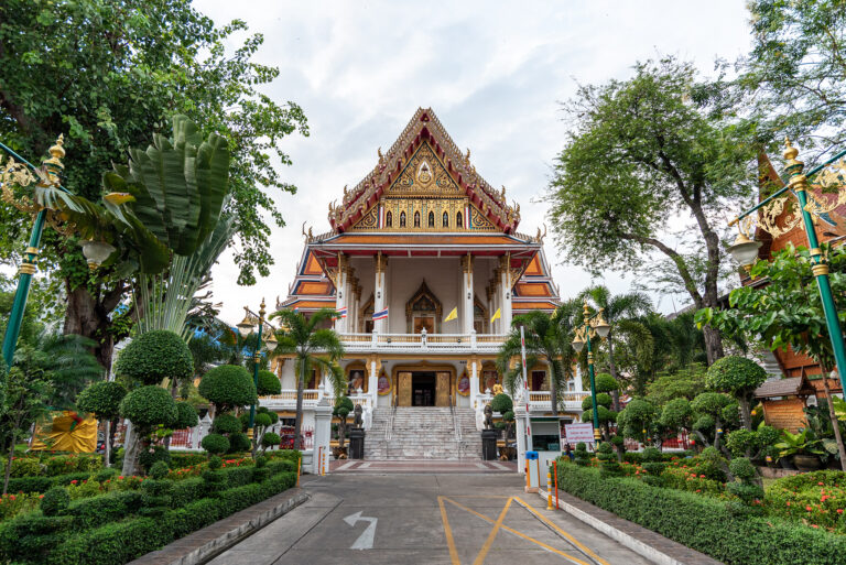 Wejście do świątyni Wat Samphanthawong Saram Worawihan w Bangkoku
