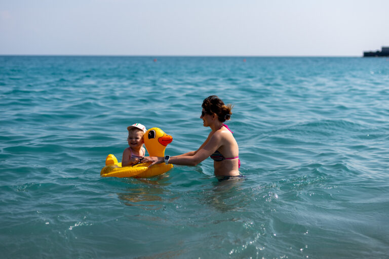 Giardini-Naxos - plaża Lido di Romantica - - Monia z Małgosią w wodzie