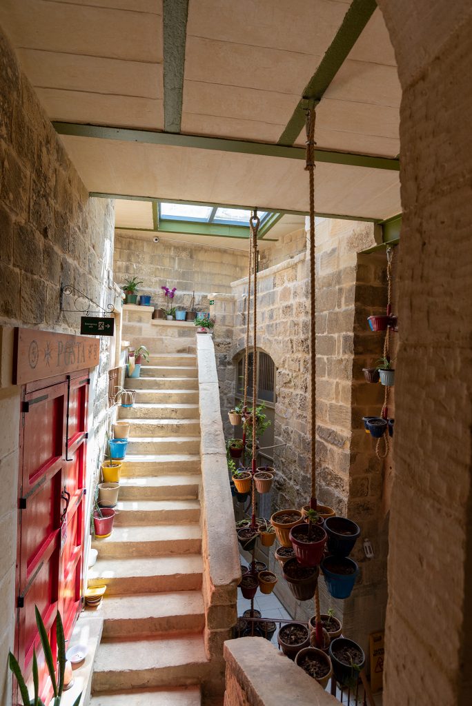 Gozo - Ta’ Pinu Bed and Breakfast - schody na taras