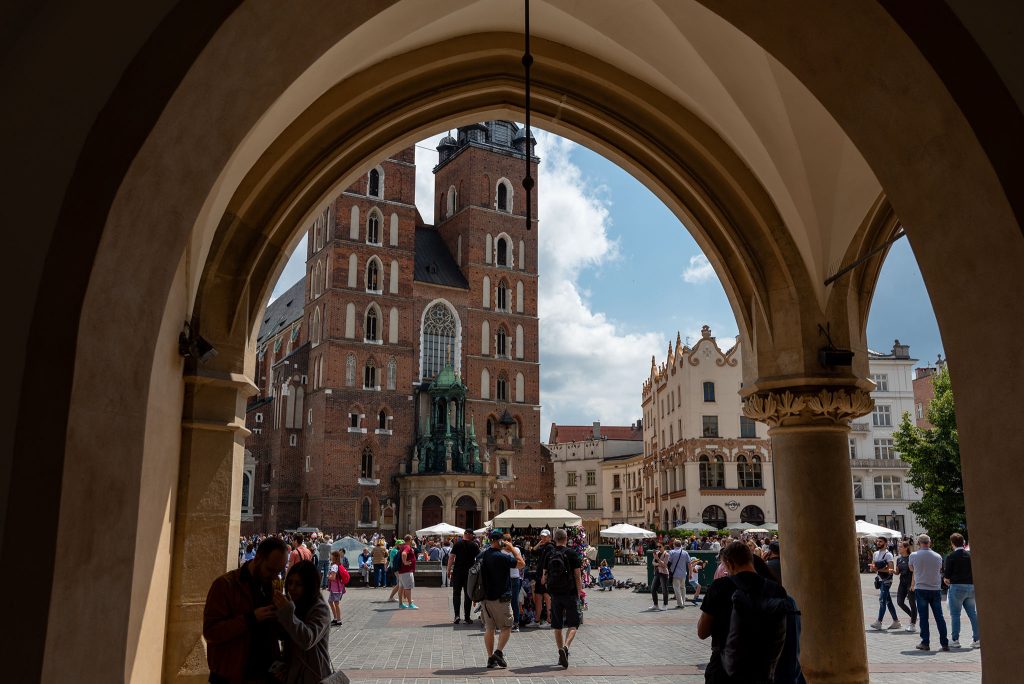 Kraków - Rynek Główny - widok z Sukiennic na Bazylikę Mariacką