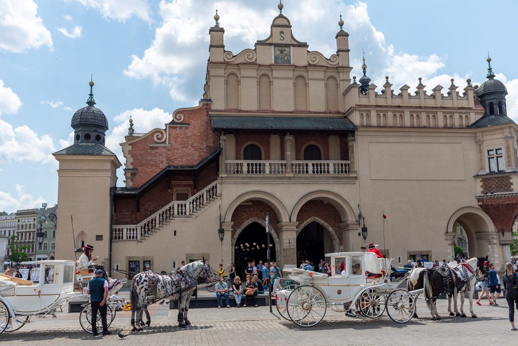 Kraków - Rynek Główny - Sukiennice i dorożki
