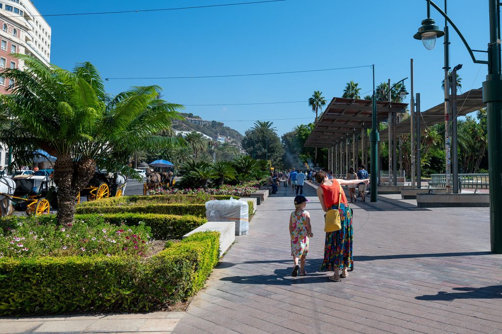 Malaga - na prawo Parque de Malaga, port i promenada, na lewo Stare Miasto