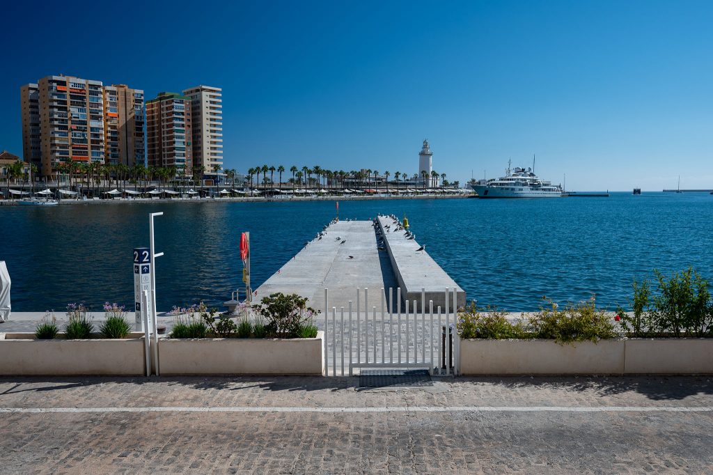 Malaga - port i latarnia La Farola de Málaga na horyzoncie